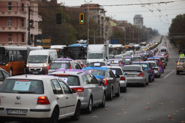 На протестно автошествие потеглиха синдикатите след митинга пред парламента