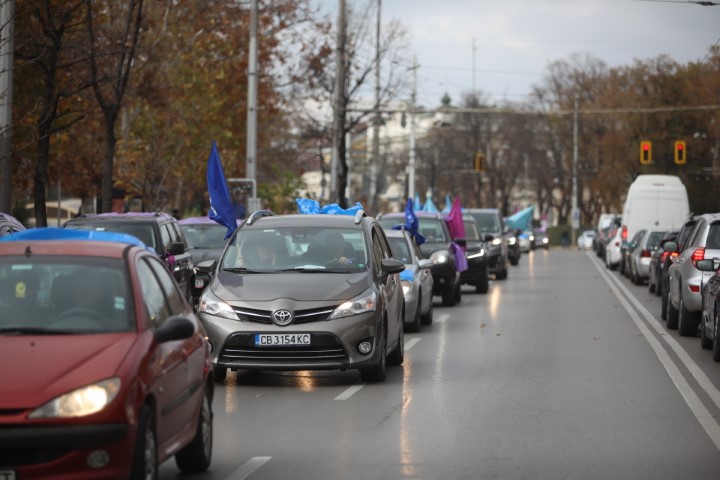 На протестно автошествие потеглиха синдикатите след митинга пред парламента