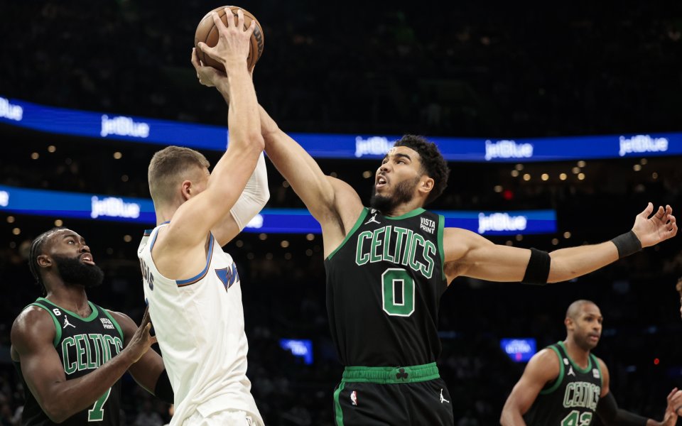 Джейсън Тейтъм вкара 43 точки и спечели10 борби, а гостите