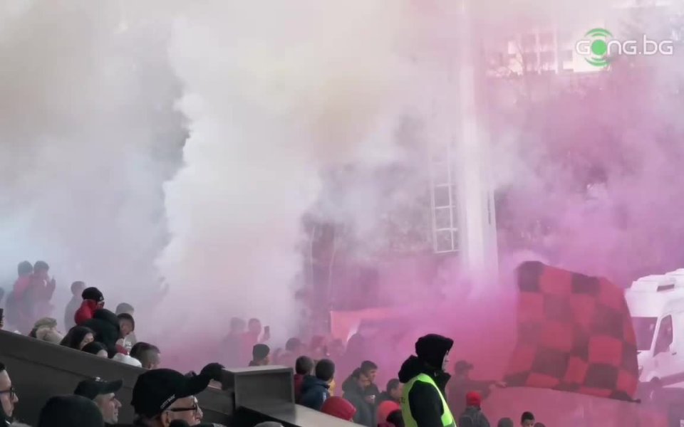 В началото на втората част на срещата Локомотив София -