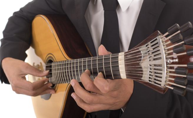  Специална португалска китара за осъществяване на фадо 