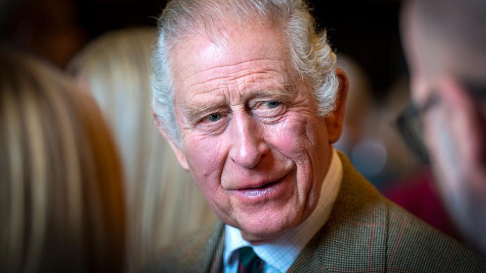 Чарлз става на 74 години и за първи път получава