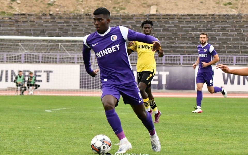 Етър продължи договора на панамския халф Мартин Моран и ще