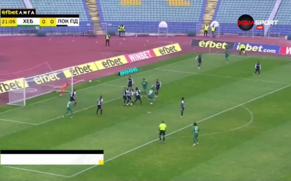 Динко Хоркаш от Локомотив Пловдив демонстрира страхотен рефлекс, за да