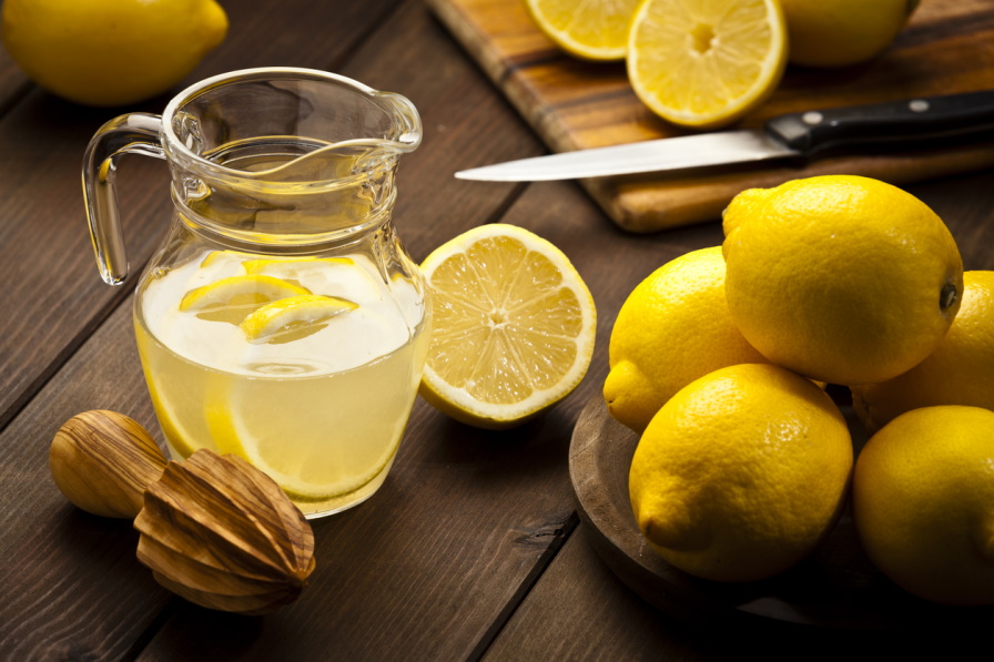<p><strong>5. Лимони</strong></p>

<p>Водата с лимон има алкализиращ ефект върху стомашната киселина и върху целия организъм. Консумациата на вода с лимон на гладно може значително да подобри храносмилането, да намали киселинния рефлукс и да окаже благотворно влияние върху симптоми като подуване, дискомфорт, парене, болка, горчив вкус в устата.</p>