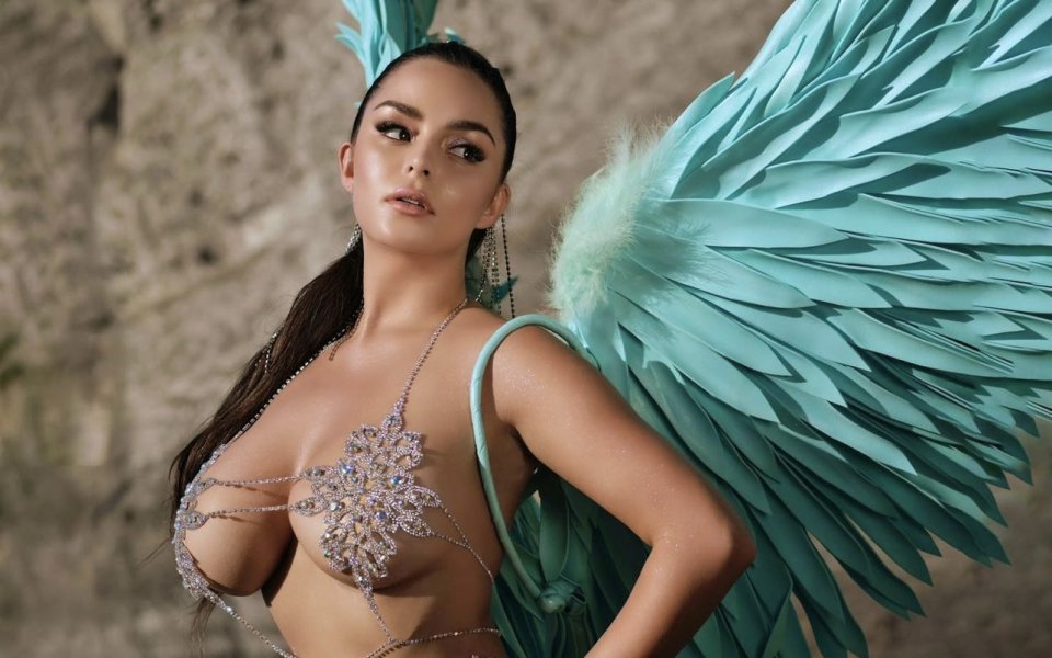 Британската инфуенсърка не спира да сваля дрехите си и засне