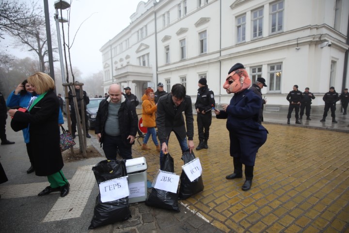 <p>Протест срещу връщането на хартиената бюлетина пред парламента</p>