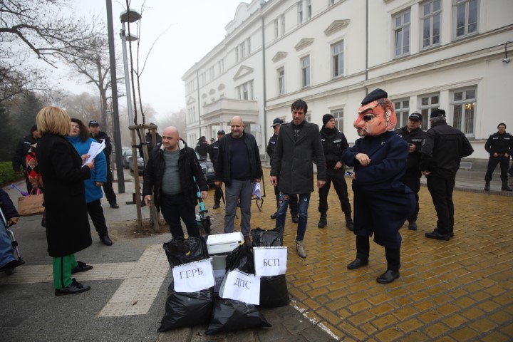 <p>Протест срещу връщането на хартиената бюлетина пред парламента</p>