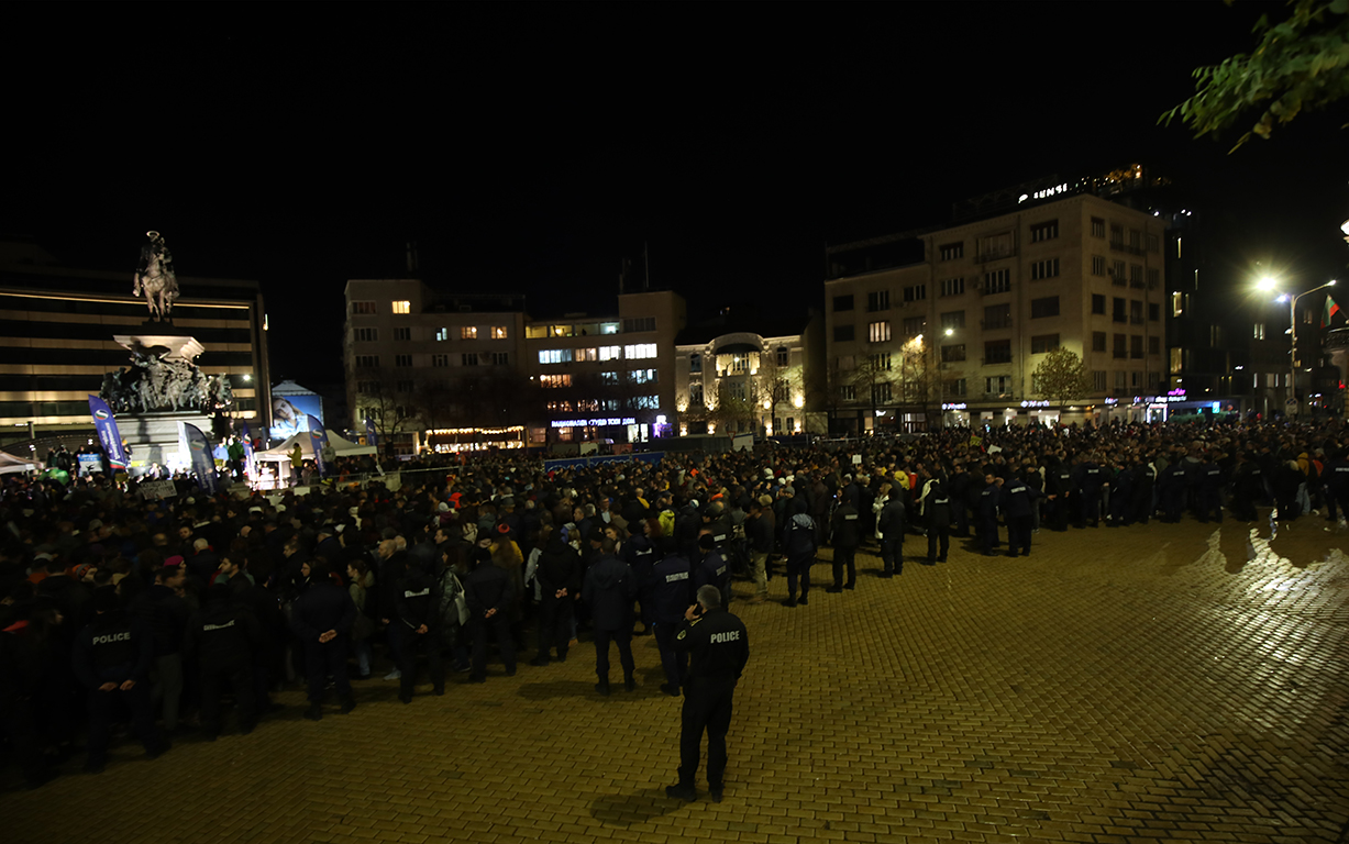 <p>Протест срещу реформите в изборния кодекс, ПП и ДБ излязоха на протест пред парламента</p>