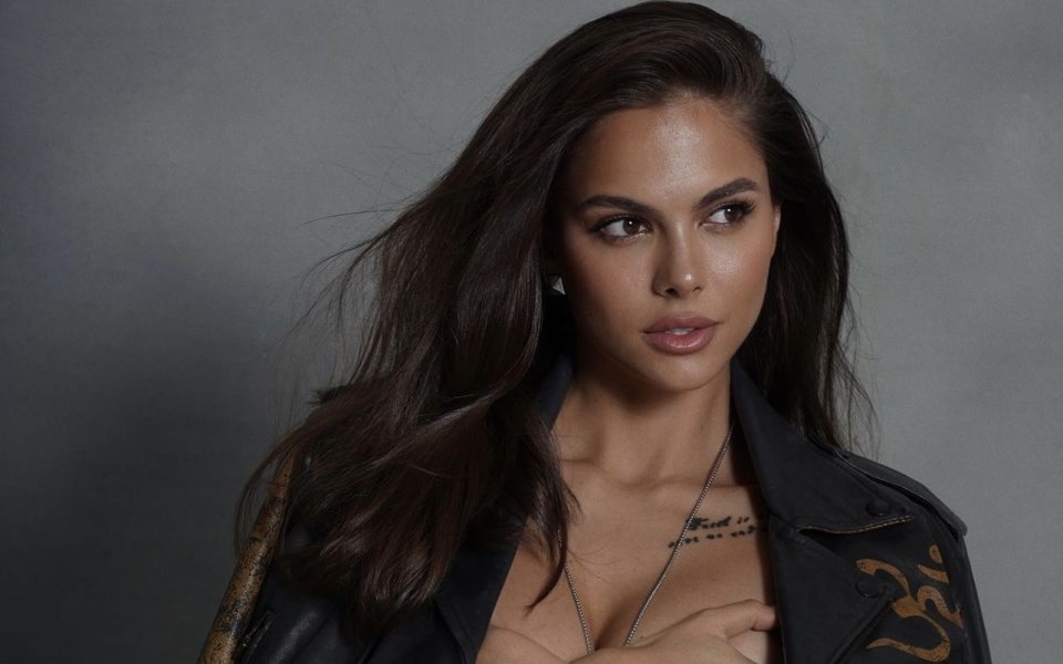 Зашеметяващият модел - , рядко остава извън обектива на камерите