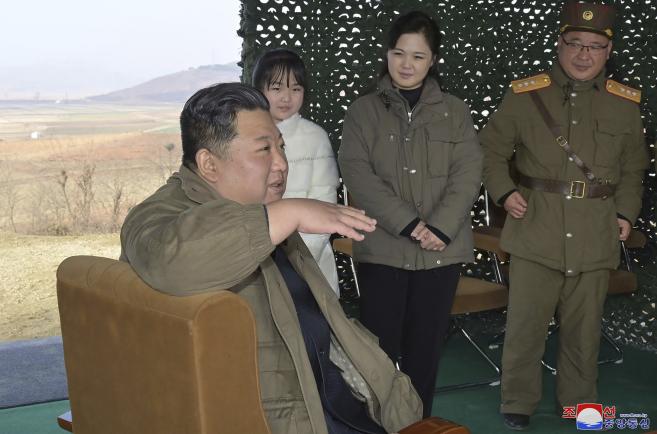 Ким Чен-ун наблюдава изстрелването на ракетата в присъствието на съпругата си И Сол-джу и "любимата им дъщеря", както и на други официални лица