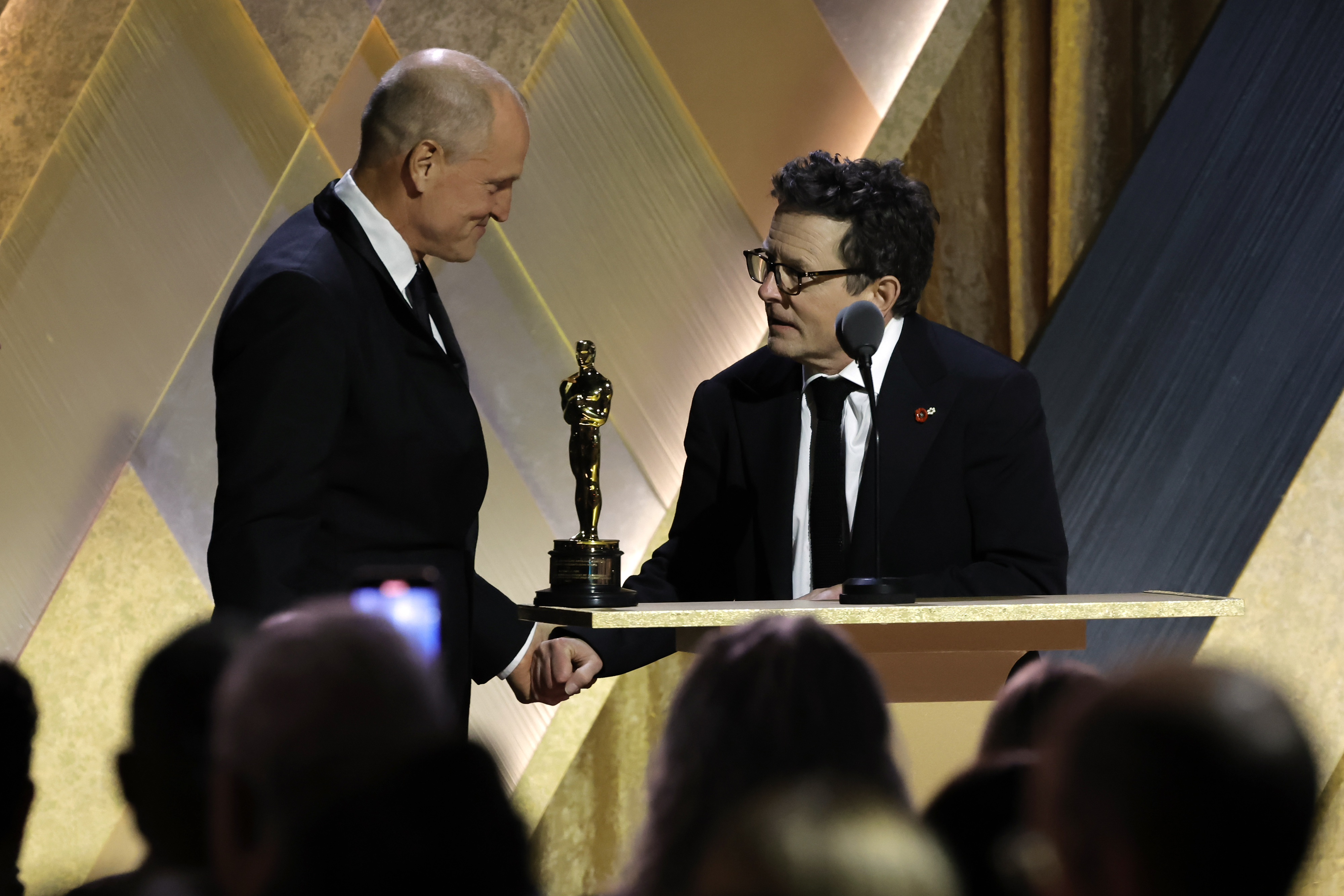 <p>Актьорът Майкъл Джей Фокс получи почетен &bdquo;Оскар&ldquo; за борбата си срещу болестта на Паркинсон.&nbsp;</p>

<p>На снимката: Уди Харелсън и Майкъл Джей Фокс</p>