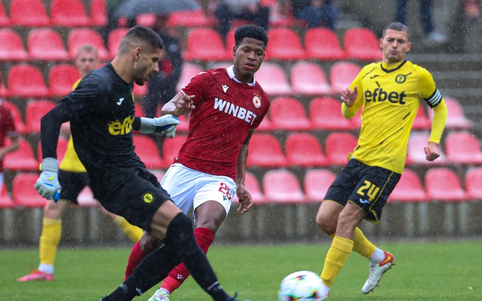 ЦСКА и Миньор Перник играят при 1:0 в контрола, която