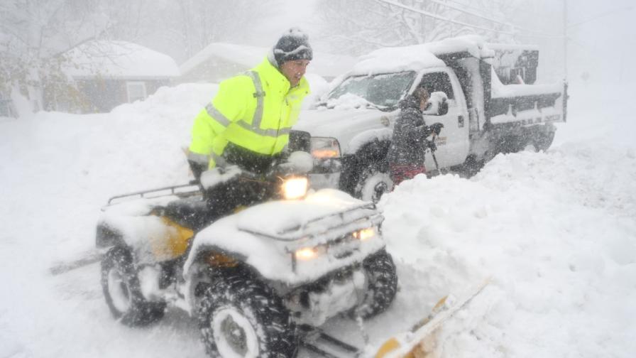 В щата Ню Йорк е поставен рекорд по количество сняг, паднал за 24 часа. На някои места в окръг Ери е регистрирана височина на снега до 1,8 и 2 метра