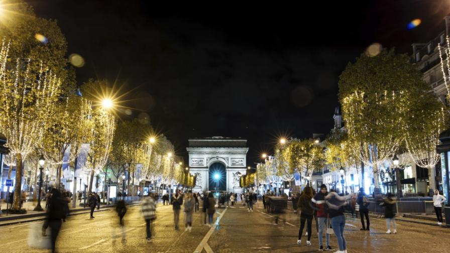 Коледните светлини отново заблестяха на бул. "Шан-з-Елизе" в Париж, но няма да са толкова продължителни заради кризата с електричеството,

След три години на червено празнично осветление отговорната комисия избра по-традиционно оформление - в светлозлатисто като шампанско.