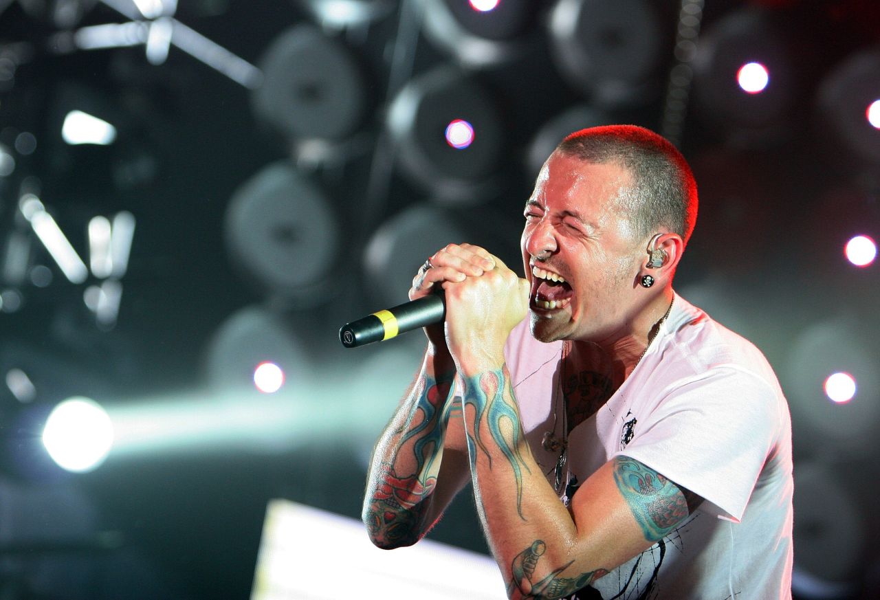 <p><strong>Честър Бенингтън</strong></p>

<p>Вокалистът на американската група Linkin Park почина през 2017 г. на 41 години. Той посегна сам на живота си, като се обеси.</p>

<p>&nbsp;</p>