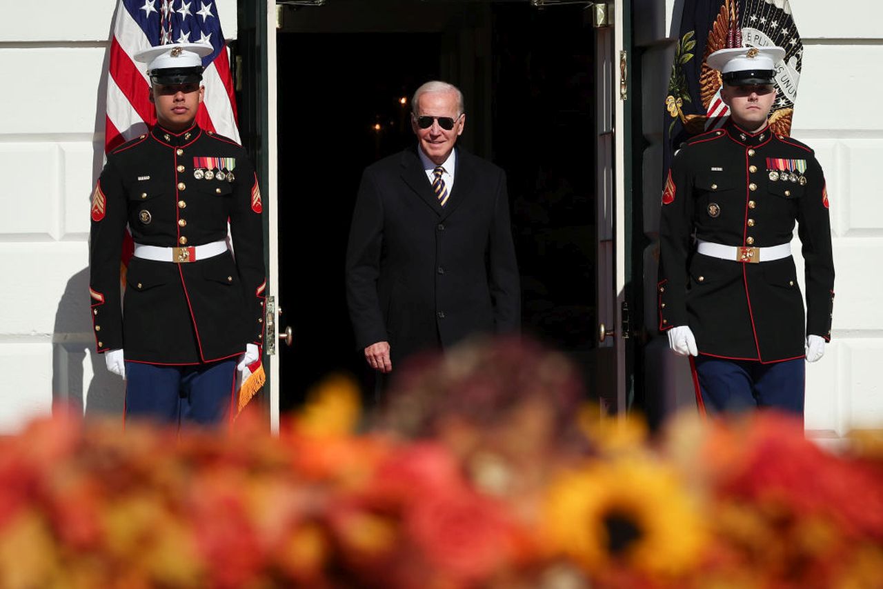 <p>Президентът на САЩ Джо Байдън помилва пуйките Шоколад и Чип за Деня на благодарността в Белия дом на 21 ноември 2022 г. във Вашингтон.</p>
