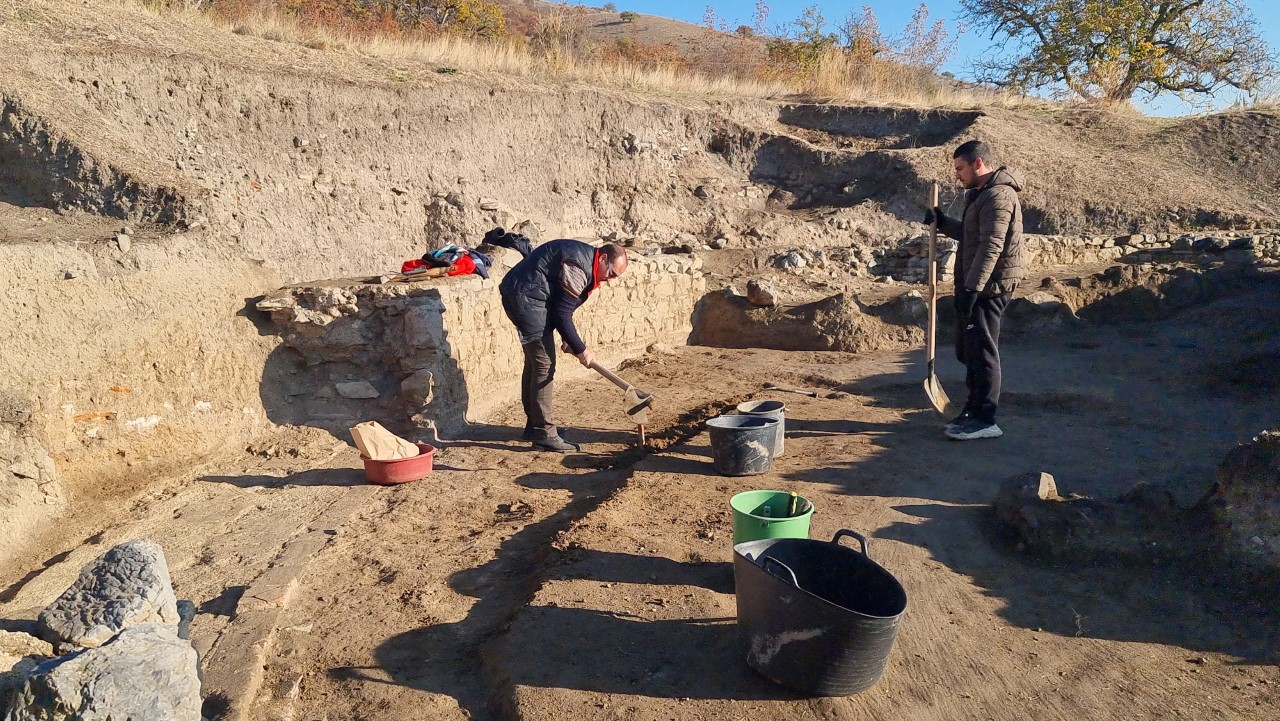 <p>Археологически проучвания край новозагорското село Караново дават нови доказателства за съществуването на светилище на трако-фригийското божество Сабазий. Единственото известно досега кръгло светилище на Сабазий е на територията на Гърция, като досега няма подобно открито в България</p>