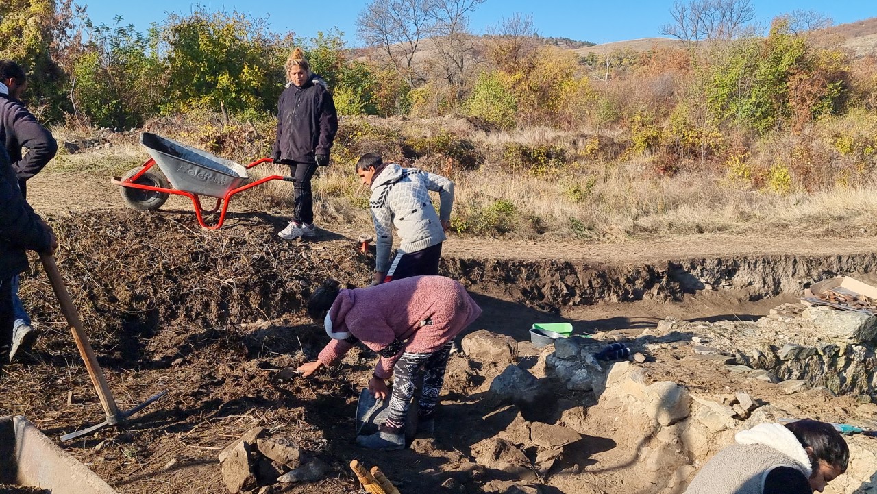 <p>Археологически проучвания край новозагорското село Караново дават нови доказателства за съществуването на светилище на трако-фригийското божество Сабазий. Единственото известно досега кръгло светилище на Сабазий е на територията на Гърция, като досега няма подобно открито в България</p>