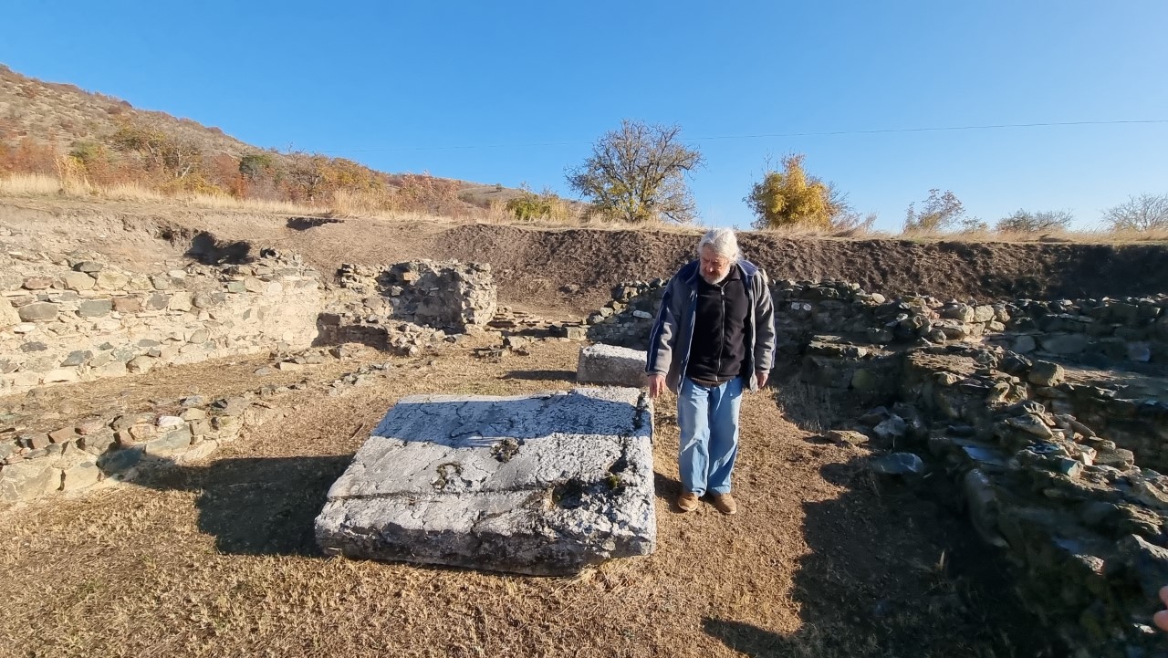 <p>Археологически проучвания край новозагорското село Караново дават нови доказателства за съществуването на светилище на трако-фригийското божество Сабазий. Единственото известно досега кръгло светилище на Сабазий е на територията на Гърция, като досега няма подобно открито в България</p>