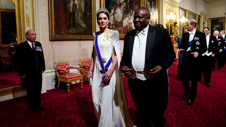  Кейт Мидълтън засия в бяло за банкет в Бъкингам 