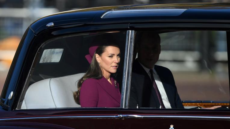 Само цвят лилав: Кейт Мидълтън посрещна президента на Южна Африка
