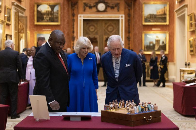 Двойна доза синьо: кралицата консорт Камила посрещна южноафриканския президент - снимка 4