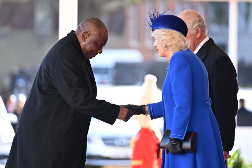 Двойна доза синьо: кралицата консорт Камила посрещна южноафриканския президент - снимка 12