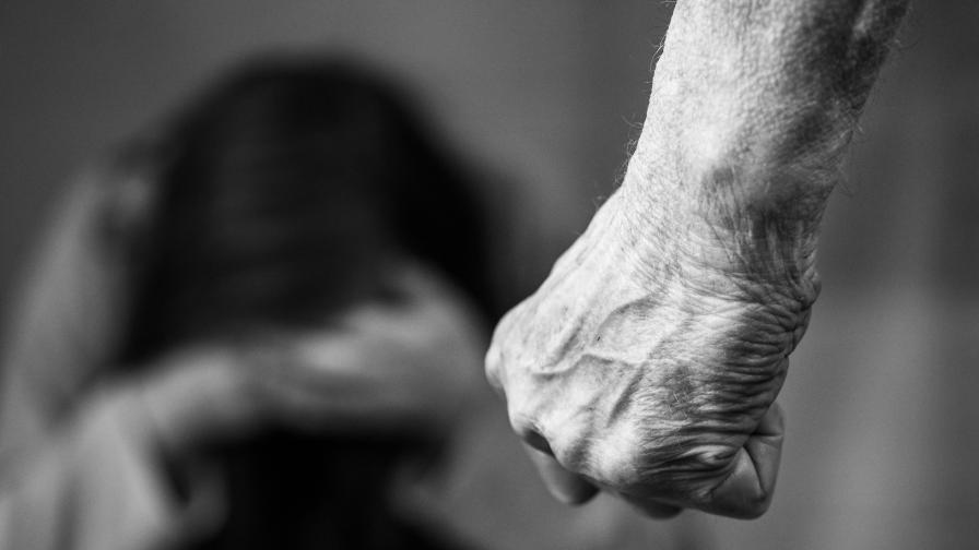 Мъж пребил съпругата си, защото отказала да му даде пари за дрога