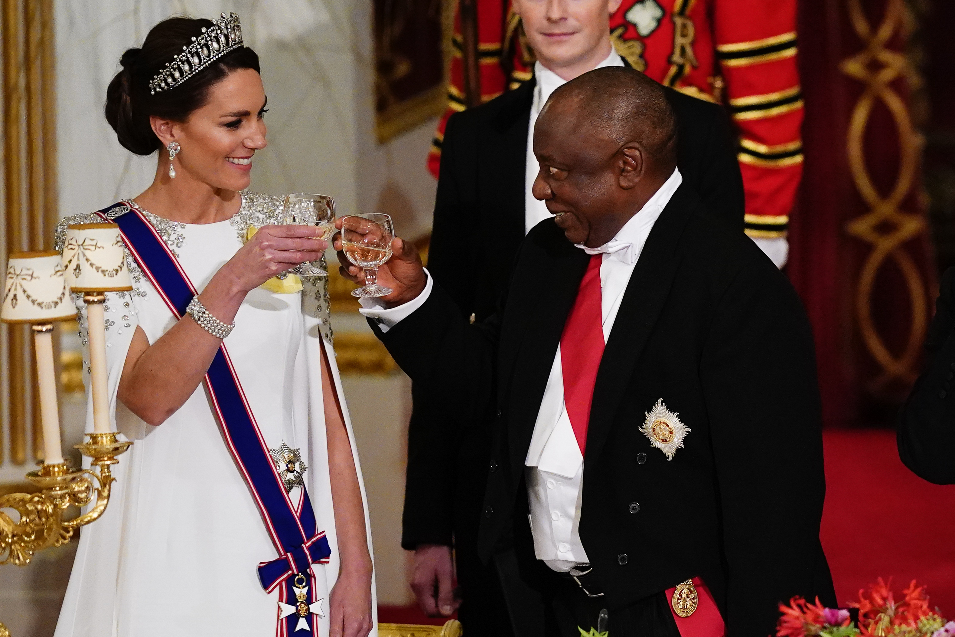 <p>Кейт Мидълтън направи зашеметяващ дебют на първия си прием като принцеса на Уелс. Съпругата на принц Уилям прикова погледите на всички, носейки тиарата &quot;любовен възел&quot; за първия държавен прием на крал Чарлз Трети. Събитието бе по повод визитата на президента на Южна Африка Сирил Рамапосa.</p>