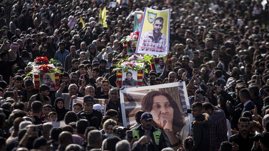 Сирийски кюрди на погребение на убити при турски въздушни удари