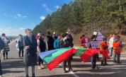Протестът на жители на Омуртаг на главния път София-Варна продължава