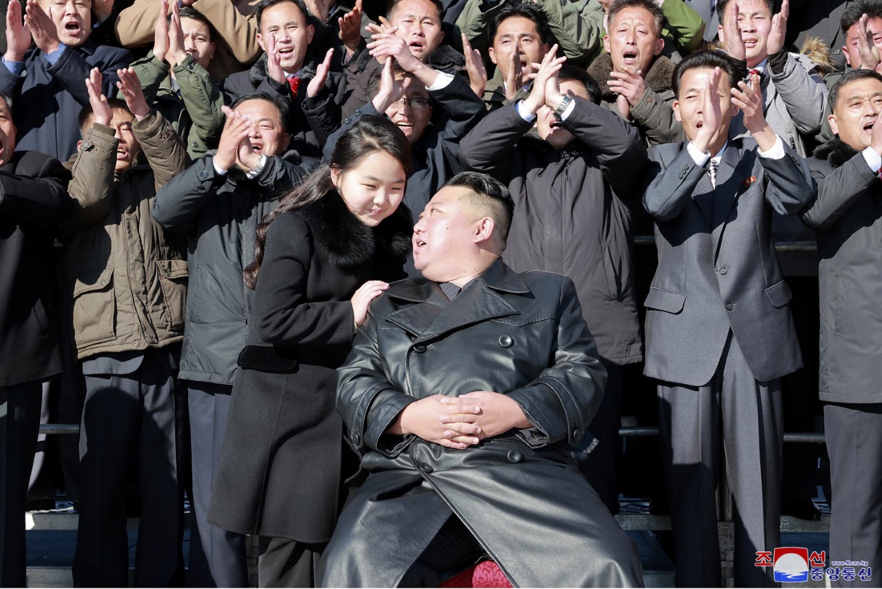 <p>Ким Чен-ун присъства лично на изпитание&nbsp;на новата междуконтинентална балистична ракета &quot;Хвасон-17&quot; на страната и обеща да противодейства на ядрените заплахи на САЩ. След това той позира за снимки с учените, инженерите, военните и другите участници в теста. На снимките до него е и дъщеря му.</p>