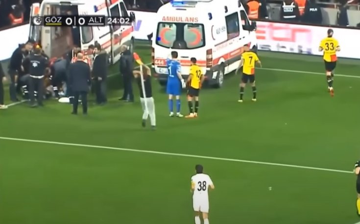 Батални сцени в Турция! Фен преби вратар с ъглово флагче (ВИДЕО)