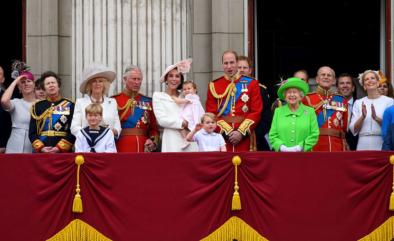 <p><strong>Британското кралско семейство са членове на илюминатите&nbsp;</strong></p>

<p>Британският теоретик на конспирацията Дейвид Айк също твърди, че всички кралски семейства са членове на илюминатите.</p>
