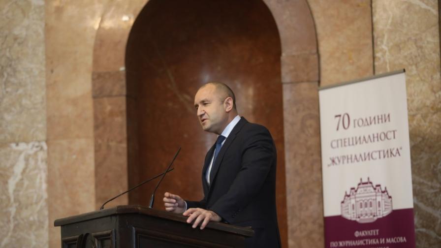Румен Радев връчи Почетния знак на държавния глава на ФЖМК