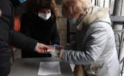 В България също стават чудеса! Човек раздаде пари на бедните в църквата "Света Петка" в София