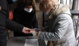В България също стават чудеса! Човек раздаде пари на бедните в църквата "Света Петка" в София