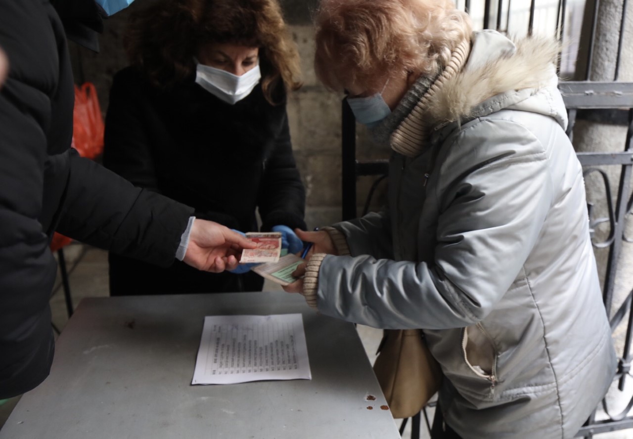 <p>В България също стават чудеса! Млад мъж раздаде пари на бедните в църквата &quot;Света Петка&quot; в София</p>