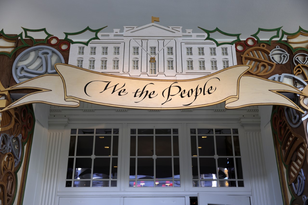 <p>&quot;Ние, народът на САЩ&quot; е празничната тема на Джил Байдън за украсата на Белия дом, чието предназначение е &quot;хората&quot; да видят себе си в орнаментите за елхата, камините, огледалата и декорациите &quot;направи си сам&quot;, превърнали обществените пространства на официалната президентска резиденция в зимна страна на чудесата</p>