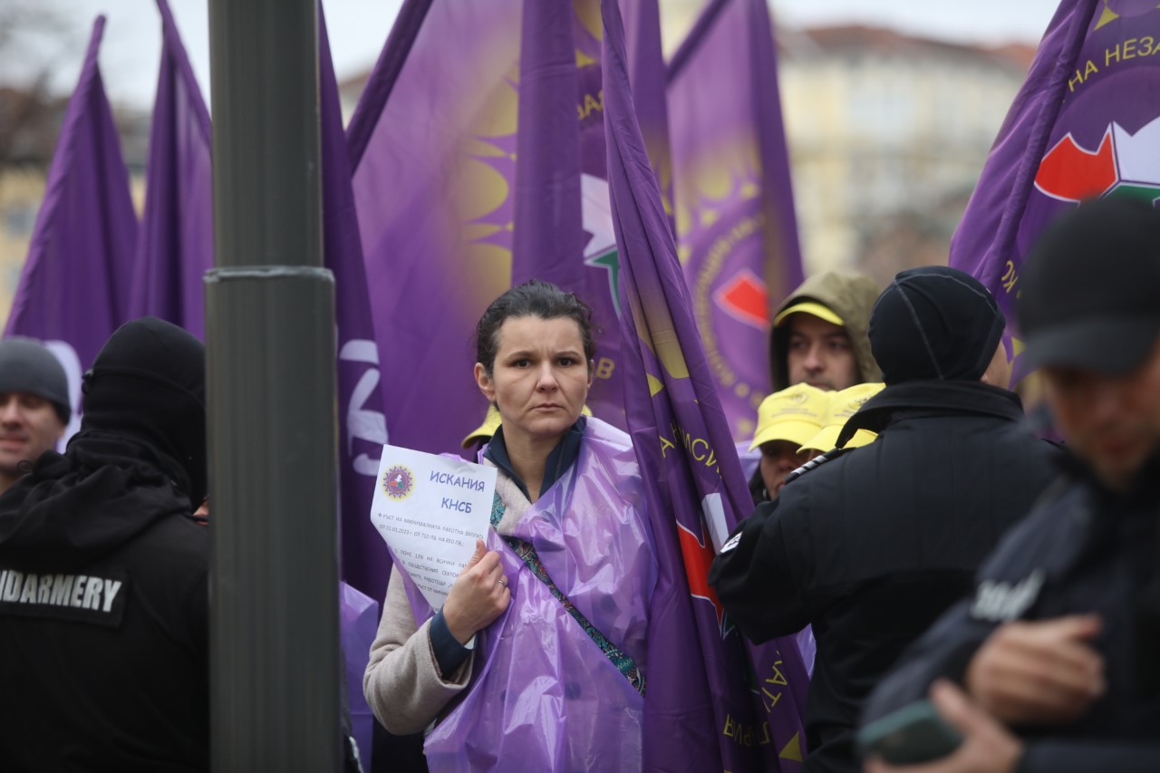 <p>Протестна синдикална елха донесоха пред Народното събрание представители на Конфедерацията на независимите синдикати в България</p>