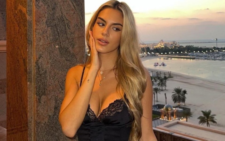 Дъщерята на Пеп Гуардиола – Мария, прелъстява с оскъдна рокля