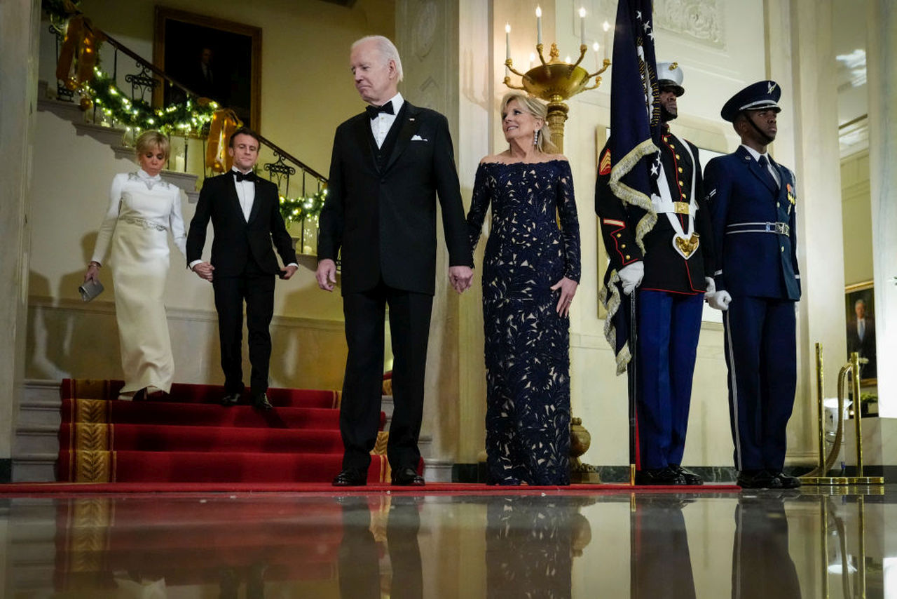 <p>Американският президент Джо Байдън разстла червения килим пред знаменитости, законодатели и промишлени и бизнес титани на първата държавна вечеря в Белия дом в чест на френския президент Еманюел Макрон</p>