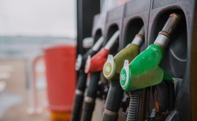 За година: Бензинът у нас е поевтинял с 2 ст. за литър, дизелът - с 35 ст.