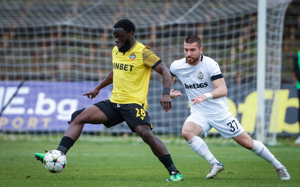 Футболистът на Ботев Пловдив - Елвис Ману, попада в трансферните планове