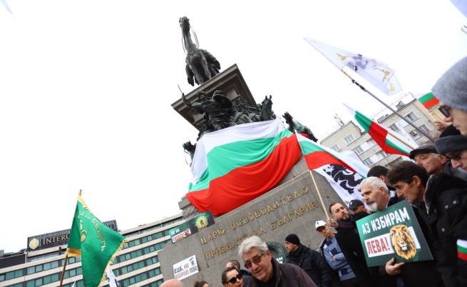 Протест на „Възраждане“ срещу въвеждането на еврото