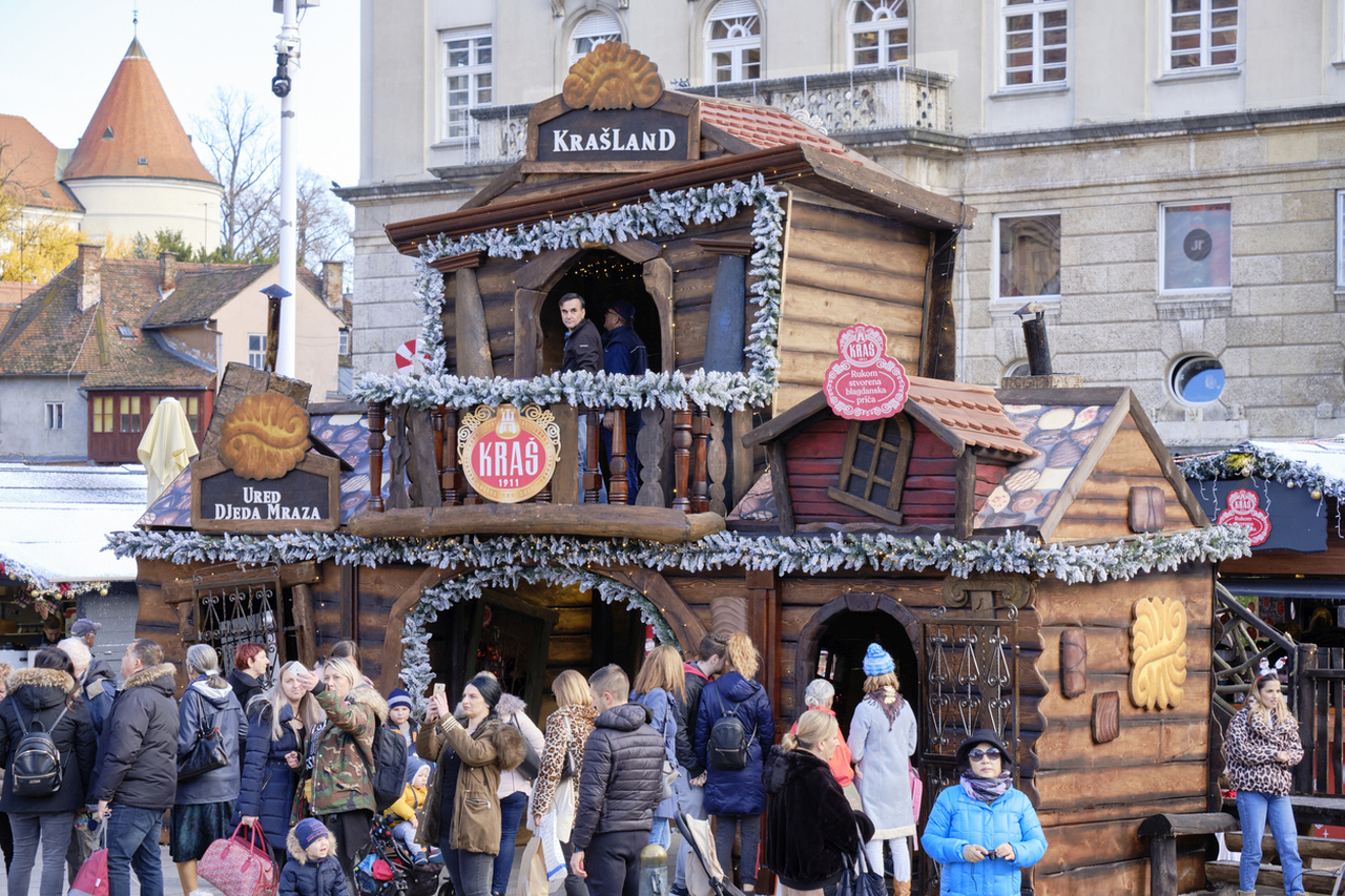 <p><strong>Коледен базар в Загреб</strong></p>

<p>В хърватската столица Коледа приключва&nbsp;със своя коледен базар в Загреб, който беше избиран&nbsp;за най-добрия в Европа три поредни години.</p>