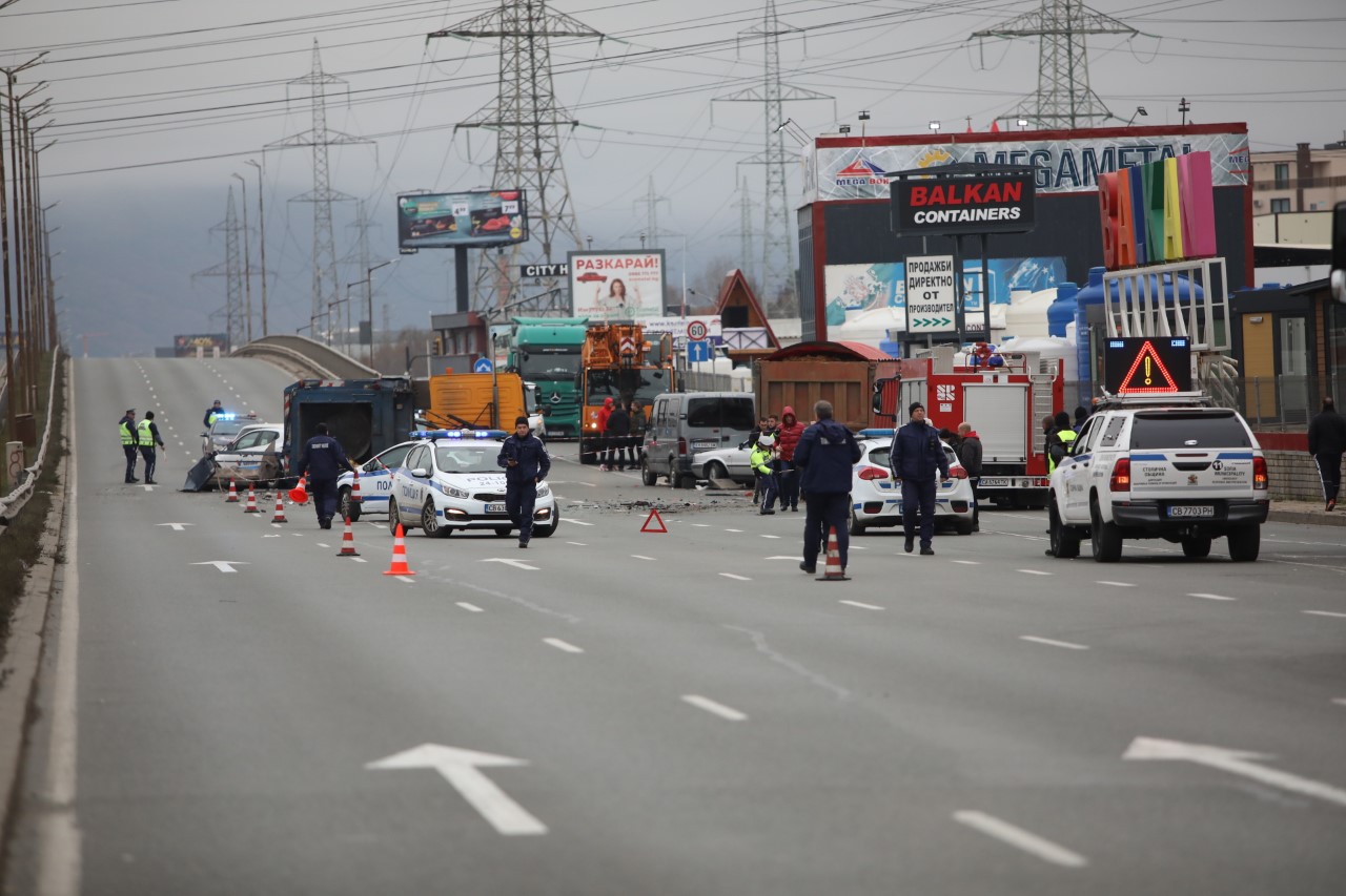 <p>Верижна катастрофа между шест автомобила и камион е станала на Околовръстния път на София. Петима са пострадали във верижната катастрофа.</p>
