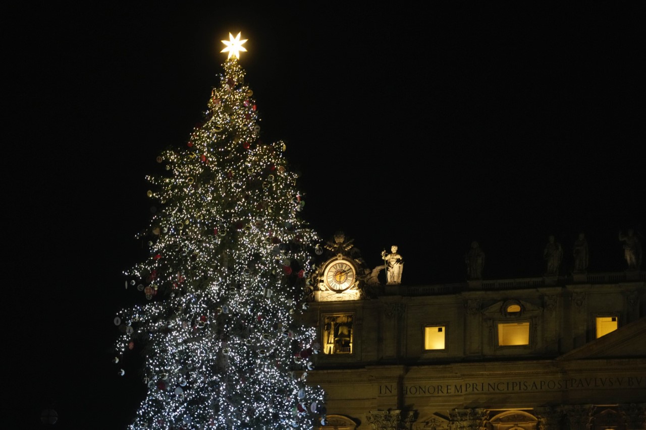 <p>Грейнаха светлините на голямото коледно дърво и на рождественските ясли на площад &quot;Свети Петър&quot; във Ватикана - традиция, спазвана всяка година.</p>