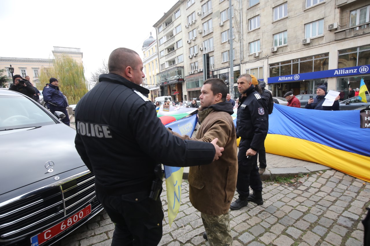 <p>Граждани скандираха&nbsp;&quot;Убийци&quot; и &quot;Тук не е Москва&quot; пред Руската църква в София в знак на протест срещу посещението на волоколамския митрополит Антоний, който пое функциите на външен министър на Московската патриаршия след отстраняването на митр. Иларион (Алфеев), и участва в църковната служба.</p>